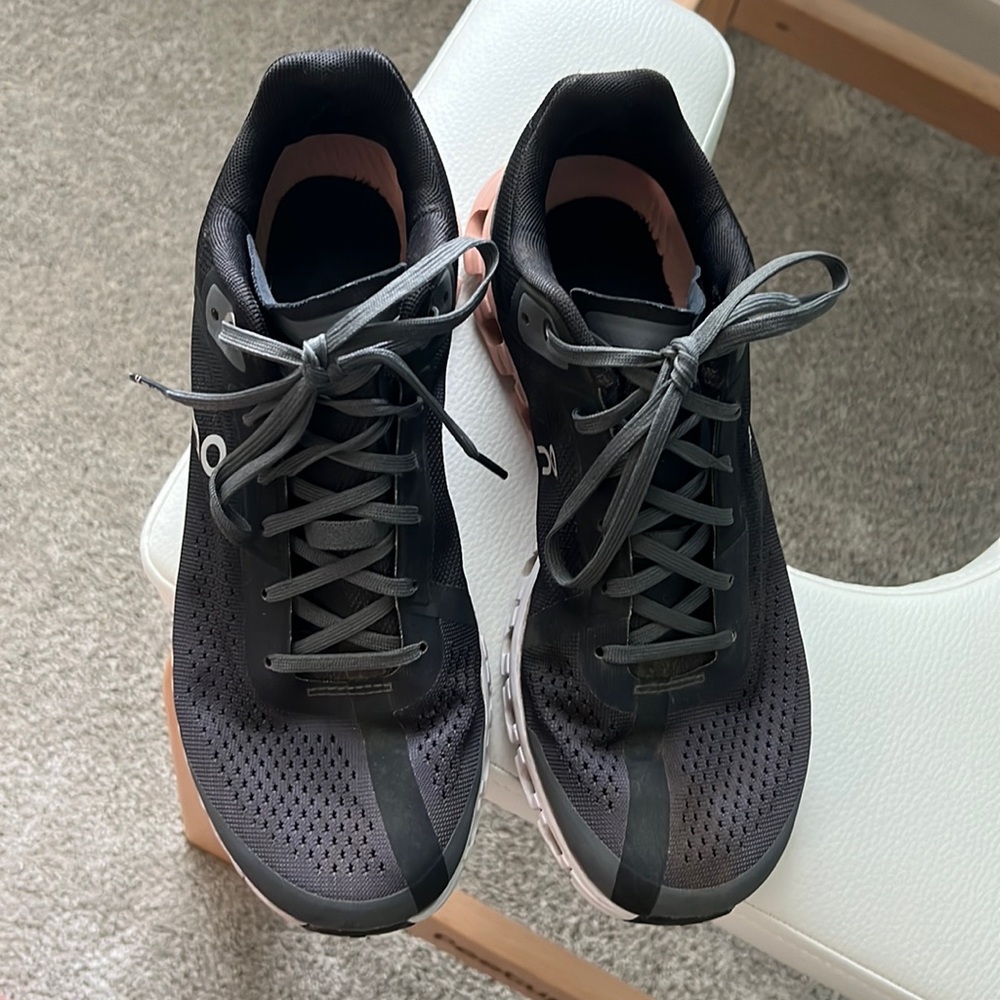 On Cloudflow Rock | Rose Light, fast and fully cushioned.